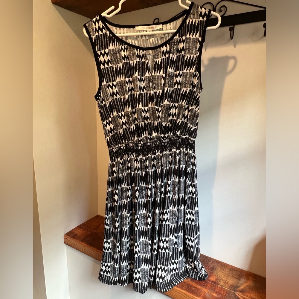 EUC Studio M black white dress size Large